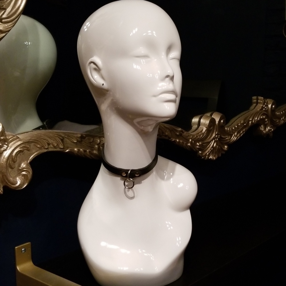 Leather collar / choker necklace
